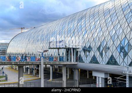 Poznań Główny - der Hauptbahnhof in Posen, Polen. Der dramatische neue Bahnhof wurde von den Architekten Bose International und Pentagram Architecci entworfen. Stockfoto