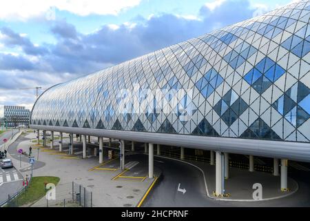 Poznań Główny - der Hauptbahnhof in Posen, Polen. Der dramatische neue Bahnhof wurde von den Architekten Bose International und Pentagram Architecci entworfen. Stockfoto