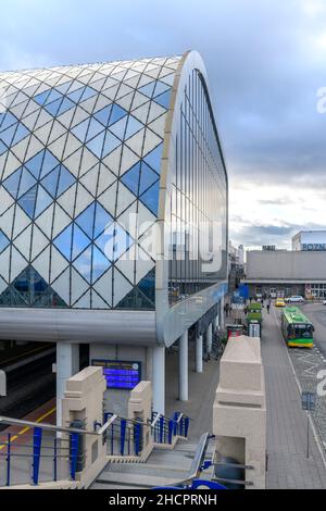 Poznań Główny - der Hauptbahnhof in Posen, Polen. Der dramatische neue Bahnhof wurde von den Architekten Bose International und Pentagram Architecci entworfen. Stockfoto