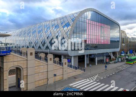 Poznań Główny - der Hauptbahnhof in Posen, Polen. Der dramatische neue Bahnhof wurde von den Architekten Bose International und Pentagram Architecci entworfen. Stockfoto