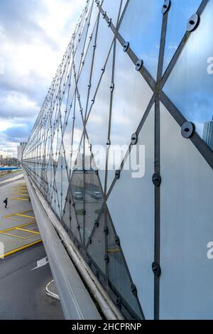 Poznań Główny - der Hauptbahnhof in Posen, Polen. Der dramatische neue Bahnhof wurde von den Architekten Bose International und Pentagram Architecci entworfen. Stockfoto