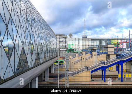 Poznań Główny - der Hauptbahnhof in Posen, Polen. Der dramatische neue Bahnhof wurde von den Architekten Bose International und Pentagram Architecci entworfen. Stockfoto