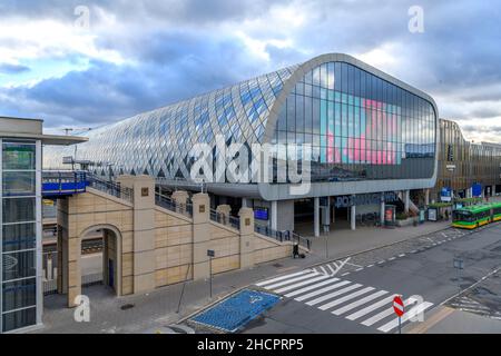 Poznań Główny - der Hauptbahnhof in Posen, Polen. Der dramatische neue Bahnhof wurde von den Architekten Bose International und Pentagram Architecci entworfen. Stockfoto