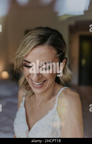 Fröhlich schöne Mitte Ebde in ihrem weißen Hochzeitskleid Stockfoto
