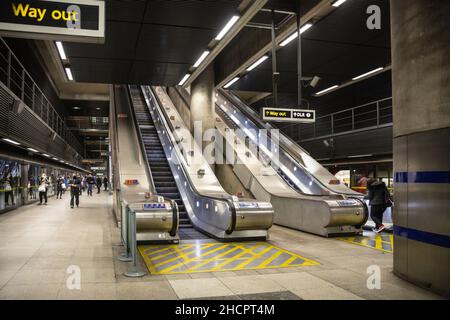 Canary Wharf U-Bahn- oder U-Bahn-Rolltreppen, London, England, Großbritannien Stockfoto