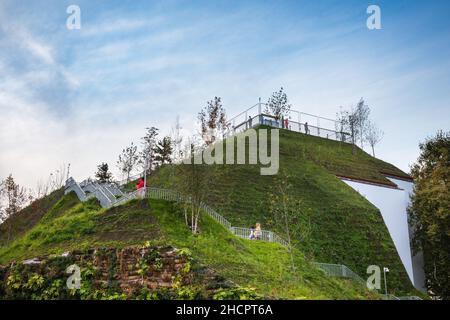 Marble Arch Mound, Blick auf den künstlichen Hügel, der von Menschen erklommen wurde, eine temporäre Installation in Marble Arch, London, Großbritannien Stockfoto