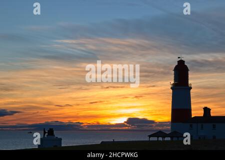 Ein Wintersonnenaufgang am Souter Lighthouse an der Nordseeküste in der Nähe von Whitburn, Sunderland, in Tyne und Wear. Stockfoto