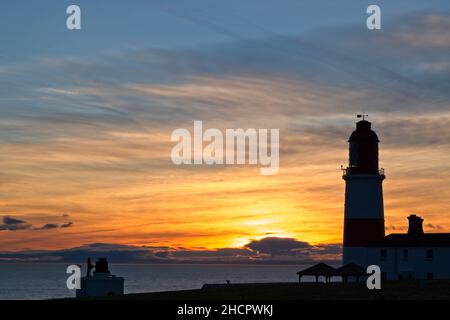 Ein Wintersonnenaufgang am Souter Lighthouse an der Nordseeküste in der Nähe von Whitburn, Sunderland, in Tyne und Wear. Stockfoto