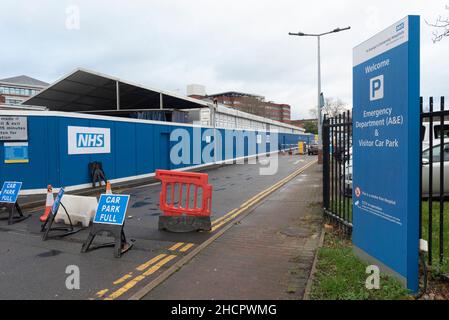 (211231) -- LONDON, 31. Dezember 2021 (Xinhua) -- das Foto vom 31. Dezember 2021 zeigt ein temporäres Feldkrankenhaus auf dem Gelände der St. George's Krankenhäuser in Tooting, Süd-London, Großbritannien. Eine Reihe neuer „Drehkreuze“ sollen in Großbritannien eingerichtet werden, da der National Health Service (NHS) des Landes in Vorbereitung auf eine Welle von Krankenhauseinweisungen in Omicron auf eine „Kriegsbasis“ geht, sagten Gesundheitsbehörden am Donnerstag. Auf dem Gelände von acht Krankenhäusern im ganzen Land werden temporäre Strukturen errichtet, in denen rund 100 Patienten untergebracht werden können, und die Arbeit beginnt bereits in dieser Woche, sagte NHS England. Stockfoto