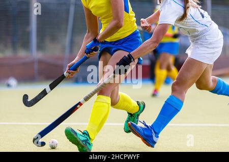 Nahaufnahme des Kampfes um den Ball im Hockey-Spiel Stockfoto