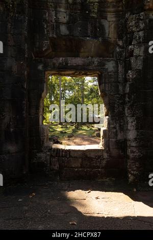 Blick vom Inneren des Banteay Kdei Buddhistischen Tempels, erbaut im 12th. Jahrhundert, in der Nähe von Ta Prohm, im Angkor Archäologischen Park, Siem Reap, Kambodscha Stockfoto