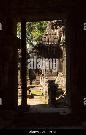 Blick vom Inneren des Banteay Kdei Buddhistischen Tempels, erbaut im 12th. Jahrhundert, in der Nähe von Ta Prohm, im Angkor Archäologischen Park, Siem Reap, Kambodscha Stockfoto