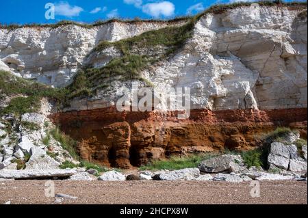 Rot-weiß gestreifte Klippen in Hunstanton, Norfolk, verursacht durch Schichten von unterschiedlich gefärbten Felsen Stockfoto