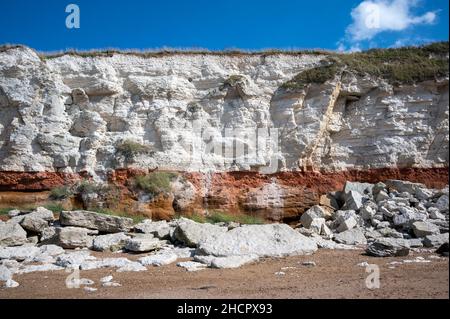 Rot-weiß gestreifte Klippen in Hunstanton, Norfolk, verursacht durch Schichten von unterschiedlich gefärbten Felsen Stockfoto
