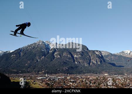 Garmisch Partenkirchen, Deutschland. 31st Dez 2021. Nordisches Skifahren/Skispringen: Weltcup, Vierschanzentournee. Markus Eisenbichler springt im Training. Quelle: Daniel Karmann/dpa/Alamy Live News Stockfoto