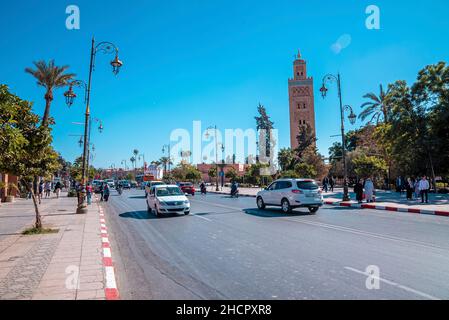 Blick auf den Stadtverkehr und die historische Koutoubia-Moschee gegen den Himmel Stockfoto