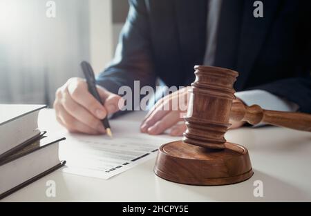 Rechtsanwalt, Angestellter, Buchhalter, der im Büro arbeitet. Unterzeichnung eines Vertrags oder eines Vertragskonzepts Stockfoto