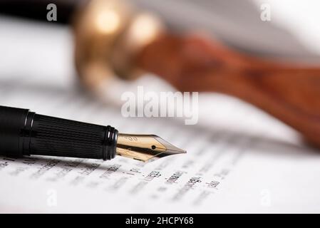 Gesetz, Notar Hintergrund Thema. Füllfederhalter und handgefertigtes Papier auf dem Schreibtisch Stockfoto