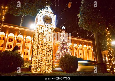 Tiflis, Georgien - 12th. dezember, 2021: Big ben Weihnachtsinstallation Nachbau mit Weihnachtsbeleuchtung auf Tiflis, Georgien Hauptstadt im kaukasus Stockfoto