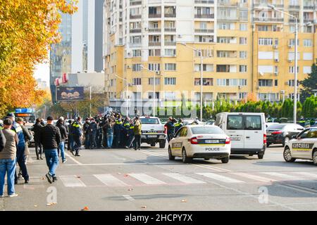 Tiflis, Georgien - 10th. november 2021: Polizeitruppen verhaften aggressiven Demonstranten auf der Straße zu regierungsfeindlichen Protesten auf der Straße in Saburtalo nach Staat Stockfoto