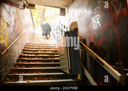 Öffentlicher Treppenlift für behinderte Menschen unter der Erde in Tiflis, Georgien Stockfoto