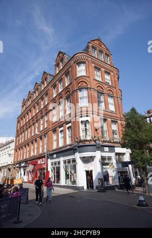 Blick auf die Broad Street und das Carlton Building in Nottingham in Großbritannien Stockfoto