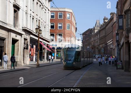 Eine Straßenbahn auf der Cheapside in Nottingham in Großbritannien Stockfoto