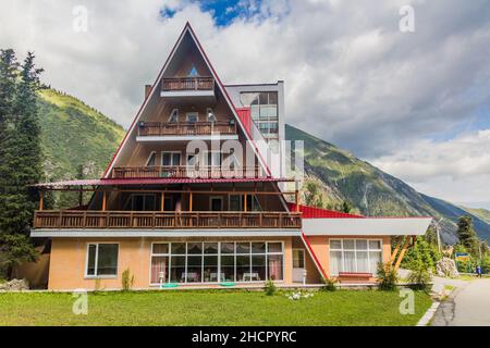 ALA ARCHA, KIRGISISTAN - 12. JULI 2018: Ala Archa Hotel in der Schlucht Ala Archa in der Nähe von Bischkek, Kirgisistan. Stockfoto