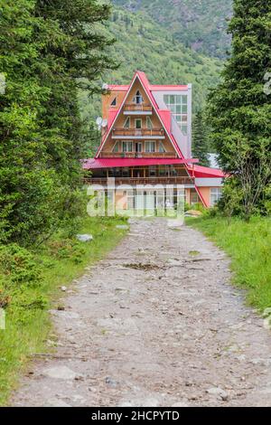 ALA ARCHA, KIRGISISTAN - 12. JULI 2018: Ala Archa Hotel in der Schlucht Ala Archa in der Nähe von Bischkek, Kirgisistan. Stockfoto