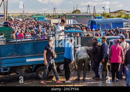 KARAKOL, KIRGISISTAN - 15. JULI 2018: Einheimische auf dem sonntäglichen Tiermarkt in Karakol. Stockfoto