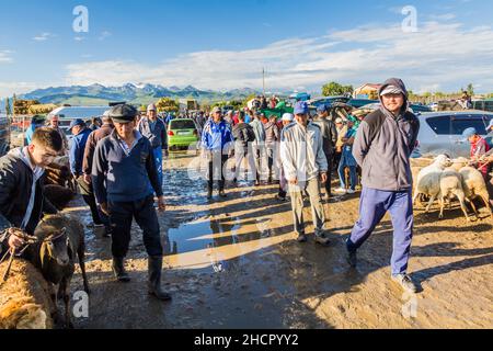 KARAKOL, KIRGISISTAN - 15. JULI 2018: Einheimische auf dem sonntäglichen Tiermarkt in Karakol. Stockfoto