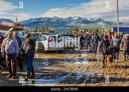 KARAKOL, KIRGISISTAN - 15. JULI 2018: Einheimische auf dem sonntäglichen Tiermarkt in Karakol. Stockfoto