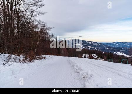 Velka Cantoryje, Czantoria Mala, Rownica und ein Teil der Stadt Ustron vom Velky Sosov Hügel im Winter Slezske Beskiden Berge auf tschechisch - polnischen Grenzen Stockfoto