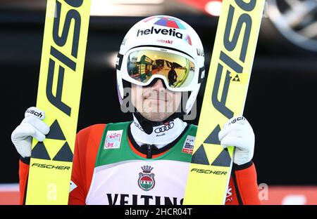 Garmisch Partenkirchen, Deutschland. 31st Dez 2021. Nordisches Skifahren/Skispringen: Weltcup, Vierschanzentournee, Großschanze. Simon Ammann aus der Schweiz reagiert nach seinem Qualifikationssprung. Quelle: Daniel Karmann/dpa/Alamy Live News Stockfoto