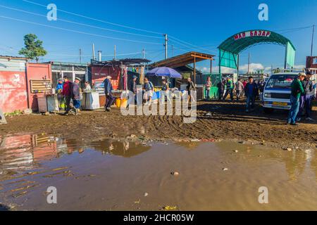 KARAKOL, KIRGISISTAN - 15. JULI 2018: Einheimische auf dem sonntäglichen Tiermarkt in Karakol. Stockfoto