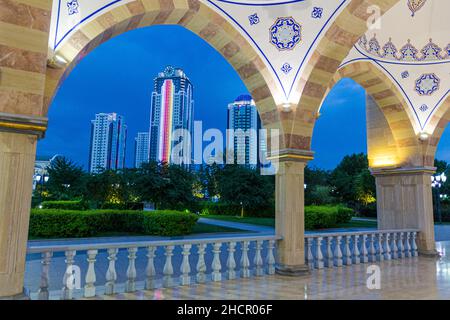 Die Stadt Grosny aus der Sicht der Akhmad Kadyrow-Moschee, die offiziell als das Herz Tschetscheniens in Grosny, Russland, bekannt ist. Stockfoto