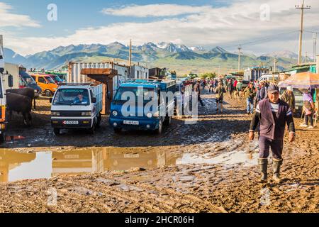 KARAKOL, KIRGISISTAN - 15. JULI 2018: Einheimische auf dem sonntäglichen Tiermarkt in Karakol. Stockfoto