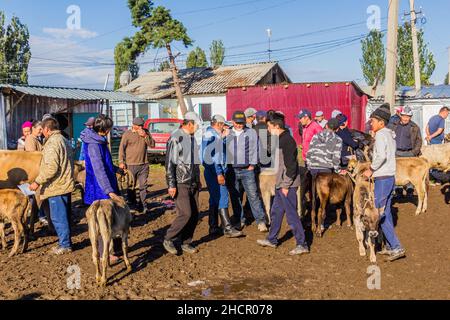 KARAKOL, KIRGISISTAN - 15. JULI 2018: Menschen vor Ort auf dem Tiermarkt in Karakol. Stockfoto