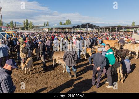 KARAKOL, KIRGISISTAN - 15. JULI 2018: Blick auf den Tiermarkt in Karakol. Stockfoto