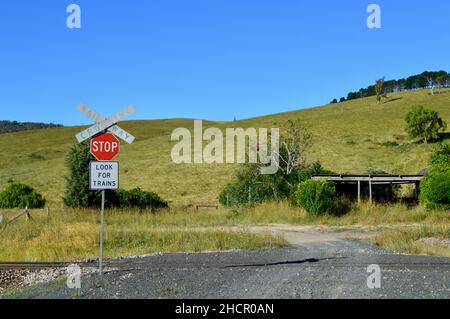 Ein Bahnübergang bei Sodwalls im ländlichen New South Wales, Australien Stockfoto