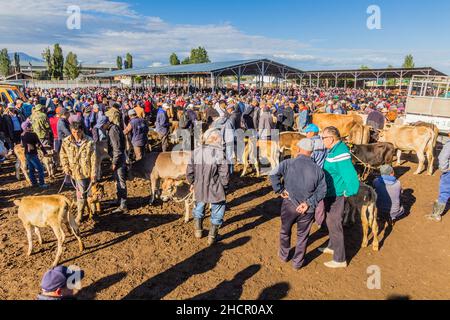 KARAKOL, KIRGISISTAN - 15. JULI 2018: Blick auf den Tiermarkt in Karakol. Stockfoto