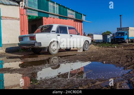 KARAKOL, KIRGISISTAN - 15. JULI 2018: Lada-Auto auf dem Sonntagsmarkt in Karakol. Stockfoto