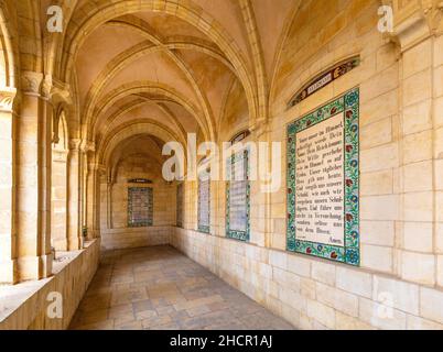 Jerusalem, Israel - 13. Oktober 2017: Kreuzgang der Kirche des Pater Noster - Heiligtum von Eleona im Karmelitenkloster auf dem Ölberg Stockfoto