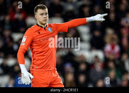 Bailey Peacock-Farrell am Mittwoch von Sheffield in Aktion während des Sky Bet League One-Spiels im Stadium of Light, Sunderland. Bilddatum: Donnerstag, 30. Dezember 2021. Stockfoto