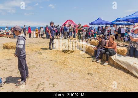 ISSYK KUL, KIRGISISTAN - 15. JULI 2018: Besucher des Ethnofestivals Teskey Jeek an der Küste des Issyk-Kul-Sees in Kirgisistan Stockfoto