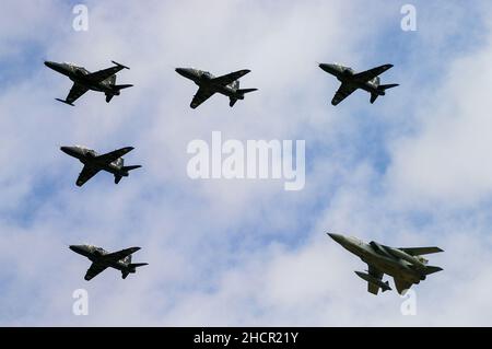 Flaggschiff-Tribute-Flypast zum 70th. Jahrestag der Schlacht von Großbritannien bei Royal International Air Tattoo, RIAT, RAF Fairford, UK, 2010. Tornado, Hawks Stockfoto