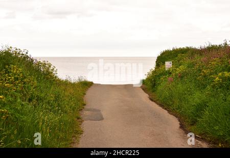 Dead End Road aufgrund von Küstenerosion, Bacton, Norfolk, England Stockfoto