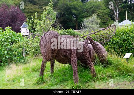 Bella die Bienenweide Skulptur von melie Bastier im ummauerten Garten der Colby Woodland Gardens Amroth Pembrokeshire Wales UK KATHY DEWITT Stockfoto