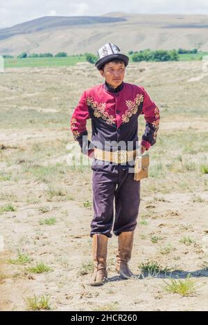 ISSYK KUL, KIRGISISTAN - 15. JULI 2018: Einheimischer in traditioneller Kleidung beim Ethnofestival Teskey Jeek an der Küste des Issyk Kul Sees in Kirgisistan Stockfoto