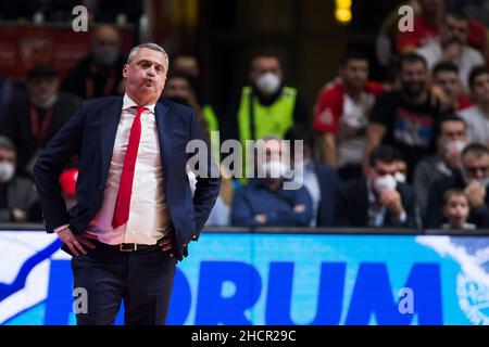 Belgrad, Serbien, 30th. Dezember 2021. Cheftrainer Dejan Radonjic reagiert während des Euroleague-Basketballspiels zwischen Crvena Zvezda mts Bekgrade und Zenit St. Petersburg in Belgrad. 30. Dezember 2021. Kredit: Nikola Krstic/Alamy Stockfoto